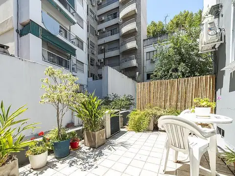 PH en venta de 2 ambientes en planta baja y primer piso con amplio patio.
