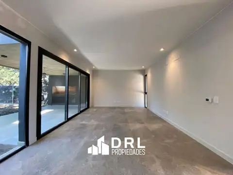 Casa 8 ambientes con 3 baños