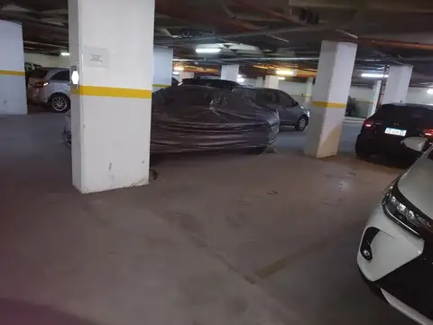 ALQUILER  COCHERA CUBIERTA EN ESTUDIOS DE BAHÍA GRANDE.-