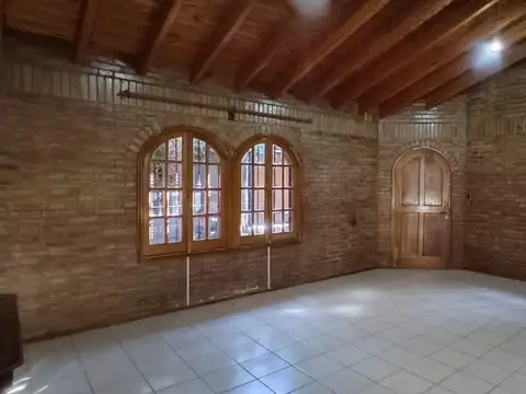 Casa 5 ambientes con 2 baños