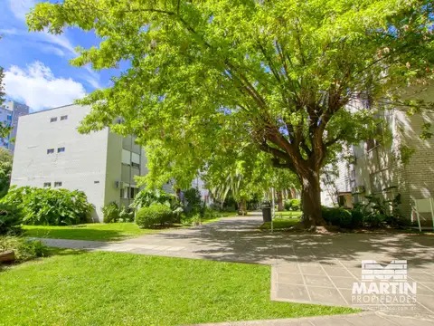 Departamento 5 ambientes con baño y toilette, espacio para auto. Cerca Unicenter.