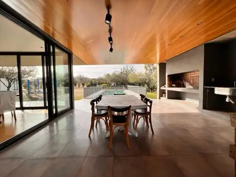 Casa 4 ambientes con 4 baños