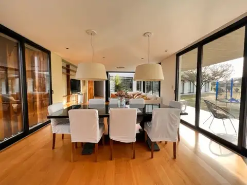 Casa en Venta con 2 cocheras