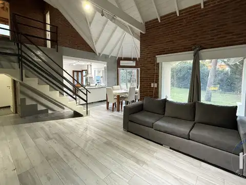 Casa 4 ambientes con 2 baños