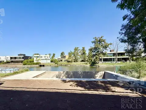 Casa en Venta con 4 cocheras