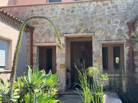 Casa 6 ambientes con 5 baños