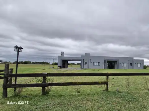 Casa en Chacras de la Trinidad 1.1ha | Piscina | 300 m2