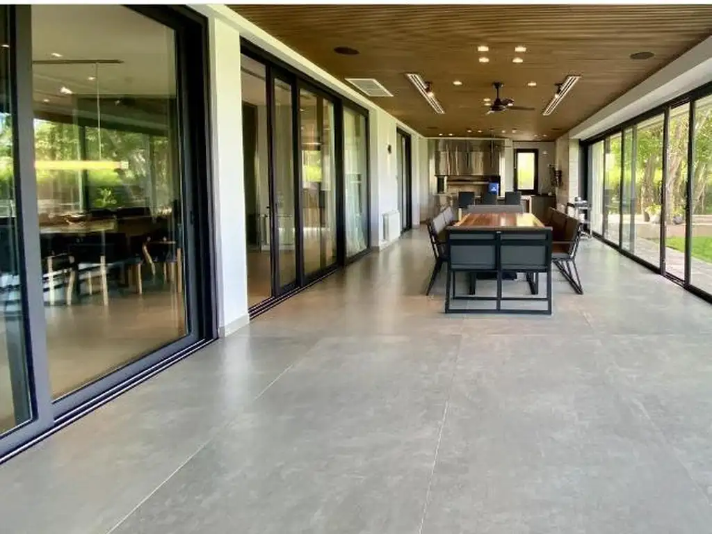 Casa - 653  m² Cubierta | 5 dormitorios | 2 años | 3 baños | 7 ambientes | 2 cocheras