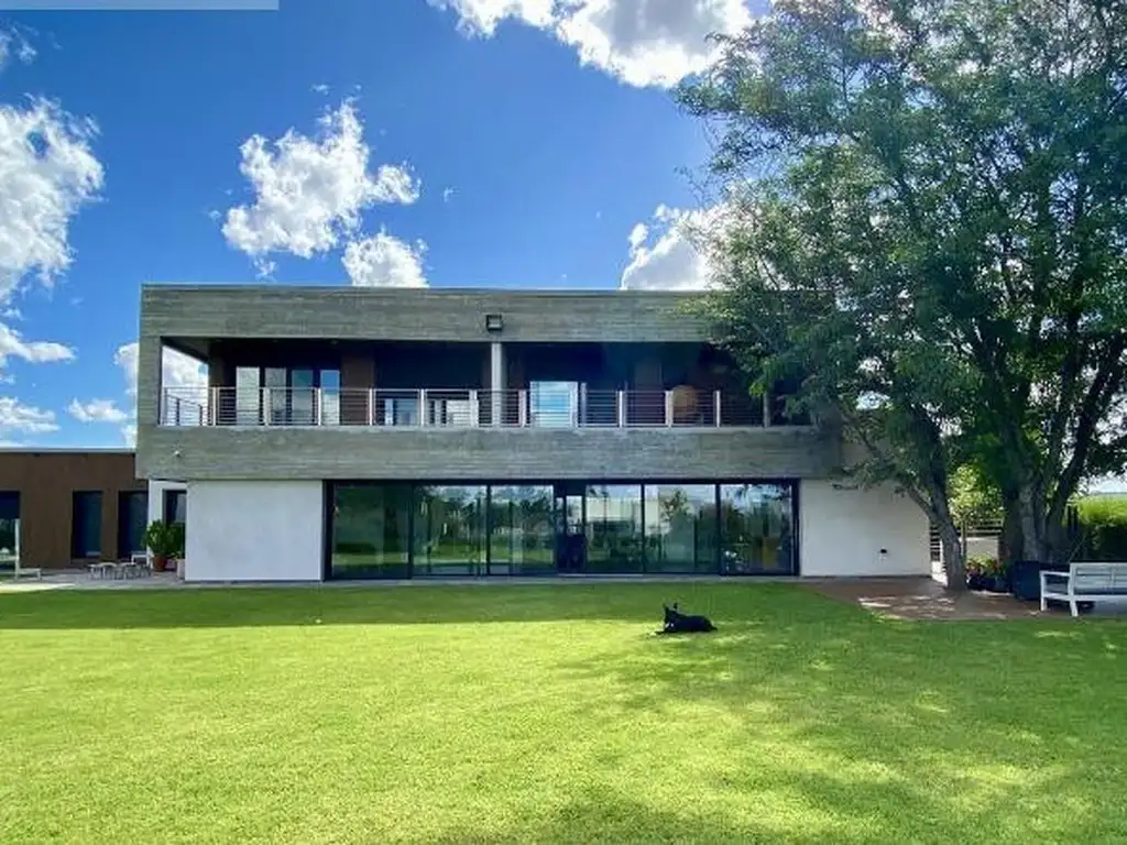 Casa en Venta - 5 dormitorios - USD 1.550.000