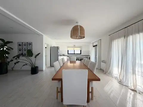 Casa 5 ambientes con 3 baños