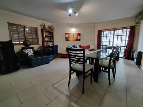 Casa 4 ambientes con 2 baños