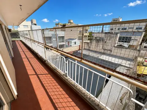 AMPLIO SEMIPISO DE 4 AMBIENTES CON TERRAZA PROPIA, BALCÓN CORRIDO, DEPENDENCIA DE SERVICIO, PATIO Y BAULERA - MUY BAJAS EXPENSAS