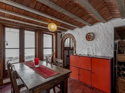 Venta PH Belgrano. 92 m2 totales. 3 ambientes y escritorio. Patio. Bajas expensas.