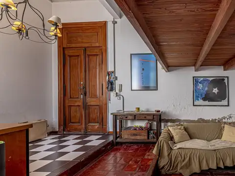 Venta PH Belgrano. 92 m2 totales. 3 ambientes y escritorio. Patio. Bajas expensas.