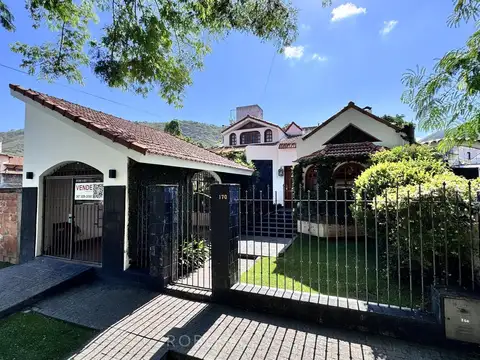 Casa en venta 4 dormitorios con pileta y quincho B° Tres Cerritos Salta