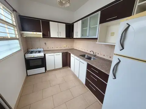 Departamento tipo casa 2 ambientes con 2 patios 1er piso escalera