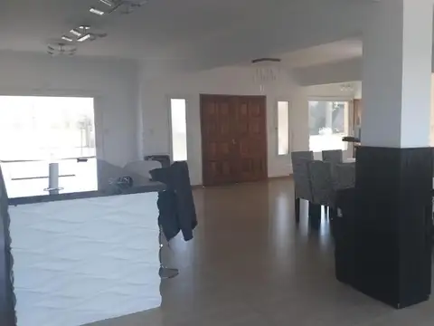 Casa en Alquiler con 5 cocheras