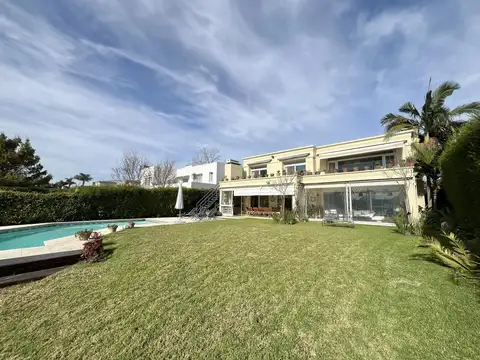 Casa en Venta con 4 cocheras