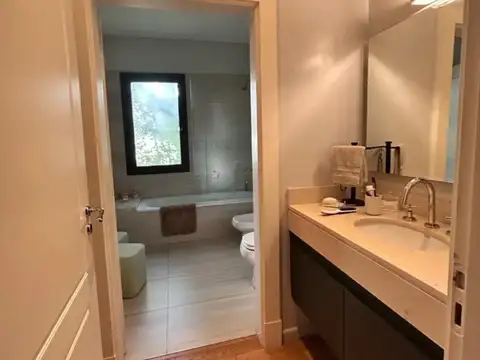 Casa 5 ambientes con 3 baños