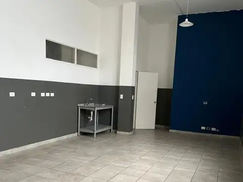 Oficina 4 ambientes con 8 baños