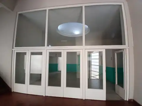 Oficina 4 ambientes con 8 baños