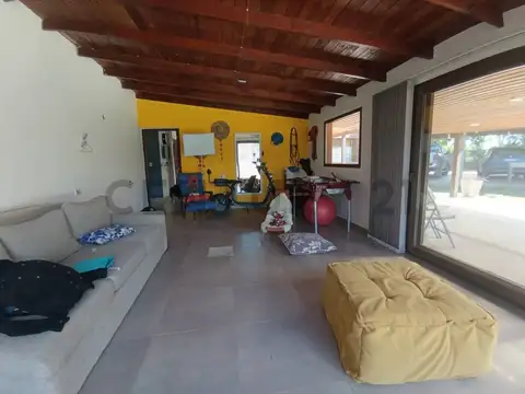 Casa en Alquiler con 3 cocheras