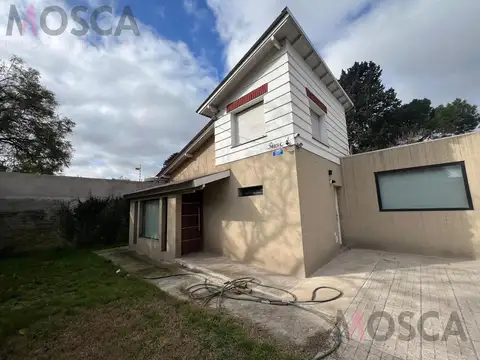 Casa en  venta  a metros autopista con pileta en Moreno