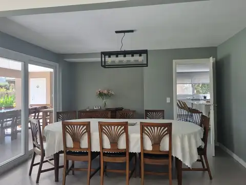 Casa en Alquiler con 2 cocheras