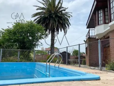 Casa en Alquiler con 2 cocheras