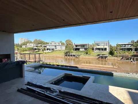 Casa en Venta con 3 cocheras