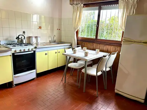 Casa 4 ambientes con 2 baños