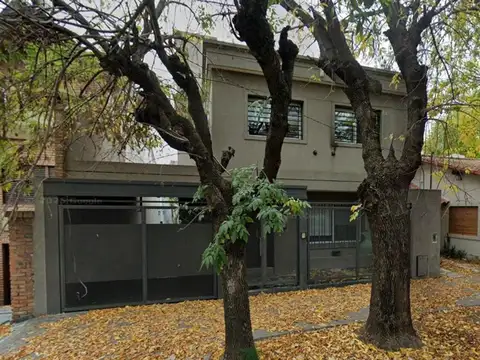 VENTA - CASA 6 AMB.- PILETA - COCHERA - CASTELAR