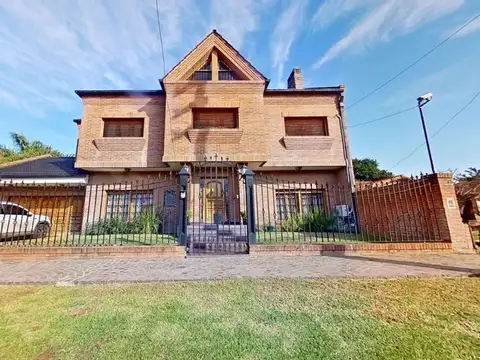 VENTA CASTELAR CASA 7 AMBIENTES COCHERAS PILETA