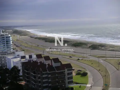 Apartamento en venta de 2 dormitorios en Punta del Este, frente al mar