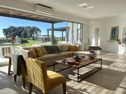 Casa 5 ambientes con 4 baños