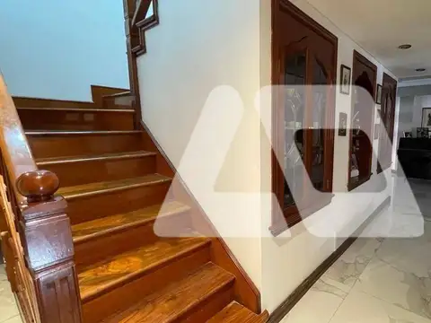 Casa en Alquiler con 4 cocheras