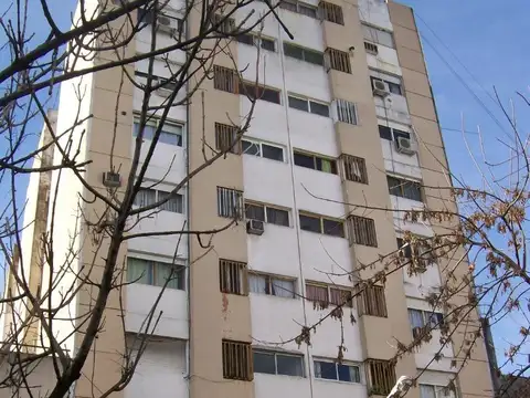 DEPTO 2 AMB. EN CTRA. FRTE CON PATIO RECICL.FTE. A  MUNICIP