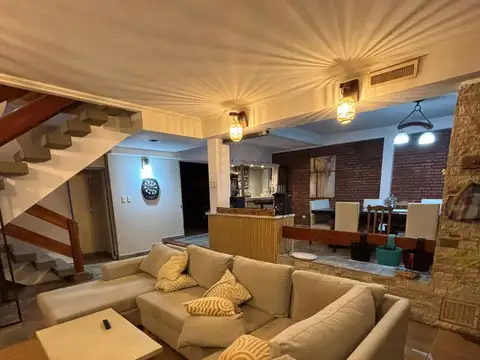 Casa 10 ambientes con 2 baños