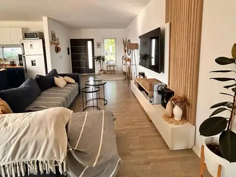 Casa 4 ambientes con 2 baños