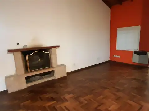 Casa en Alquiler con 1 cochera