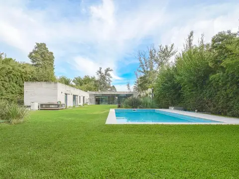 Venta Casa 4 ambientes - parque, pileta, cancha de futbol en Parque Leloir