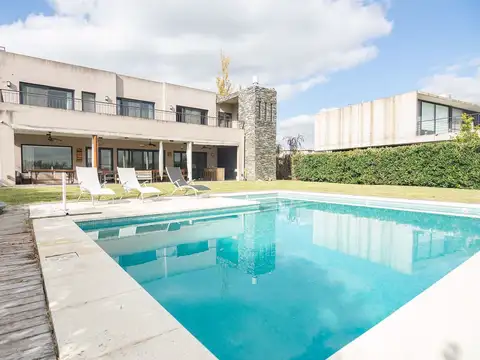Casa en Venta con 2 cocheras