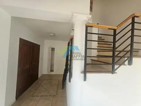 Casa en Alquiler con 4 cocheras