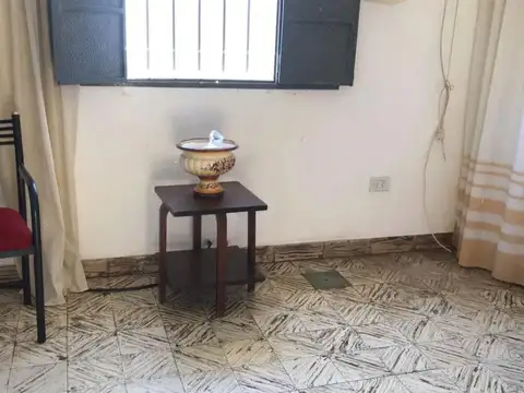 Casa en venta - 3 dormitorios, 1 baño - 120mts2 sobre lote de 300mts2 - Gambier