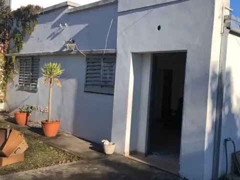 Casa en venta - 3 dormitorios, 1 baño - 120mts2 sobre lote de 300mts2 - Gambier