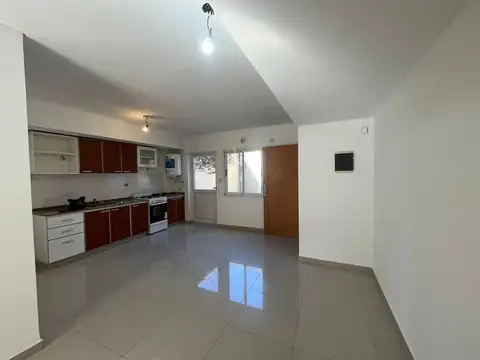 Excelente depto. de 2 amb. con balcón y patio