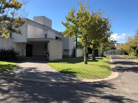 Casa con diseño minimalista. 