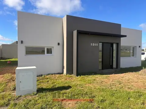 Casa de 2 dormitorios en venta en B° Las Acacias II - Charcas 5205