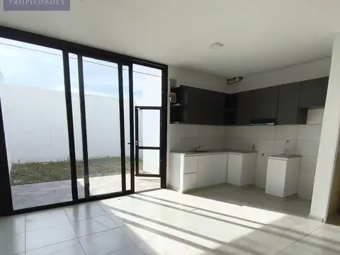 Casa en Alquiler con 2 cocheras