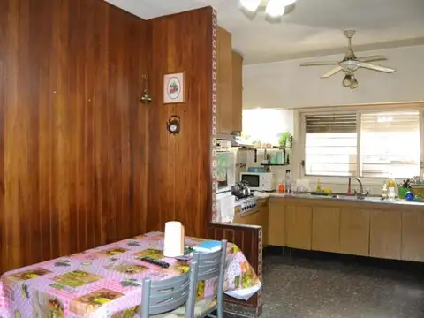 Casa 6 ambientes con 2 baños